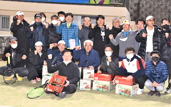 협회장기 테니스대회에서 우승을 차지한 보은테니스클럽이 승리를 자랑하고 있다.