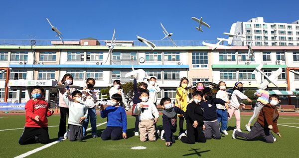 동광초 학생들이 평화통일을 기원하며 비행기를 날리고 있다.