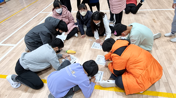 속리초 학생들이 N행시 콘테스트에 열중하고 있다.
