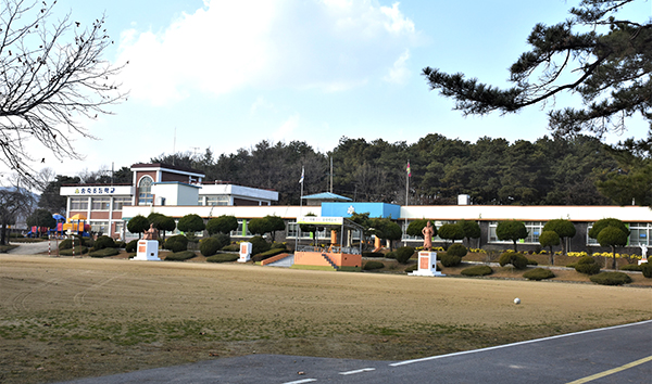 판동초 송죽분교로 격하되는 송죽초 전경.