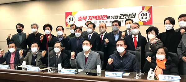 청주국제공항에서 주민 대표들과 만난 국민의 힘 윤석열 대선 후보.