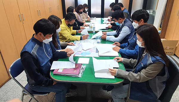 보은군 관계자들이 성평등한 조직문화 조성을 위한 간담회를 하고 있다.