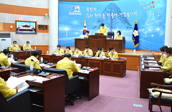 행정사무감사가 열리고 있는 보은군의회 본회의장.