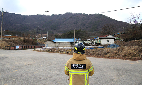 드론을 띄워 화재예방순찰을 하고 있는 모습.