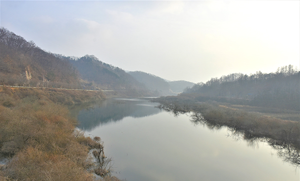 용곡리 입구에서 대청호로 흐르는 회인천.