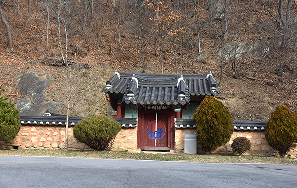 금곡리 마을 입구에 위치한 추양정사.