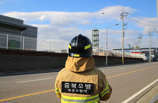 보은소방서 대원이 소방드론을 이용해 보은산업단지 공장시설 화재예방순찰을 펼치고 있다.