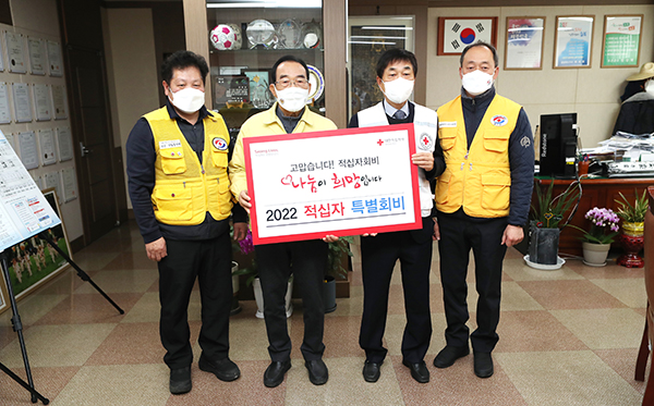 왼쪽부터 최종호 보은지구협의회장, 정상혁 군수, 김경배 지사장.