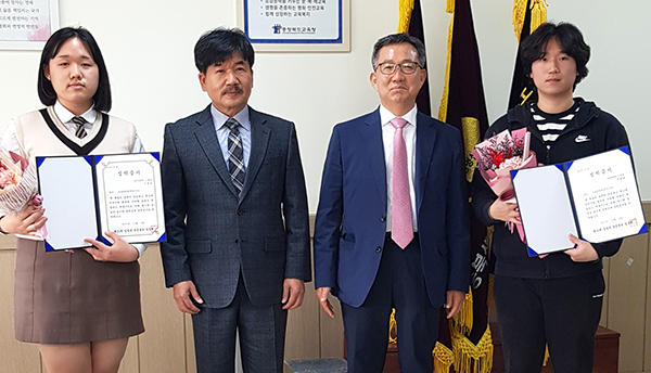 충북생명산업고 30회 임업과 동창회 김종웅 직전회장과 이성덕 회원이 장학금을 수여하고 이를 기념하고 있다.