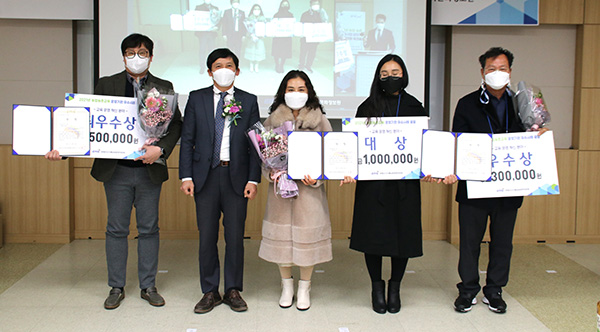 충북생명산업고가 농업·농촌교육 운영기관 우수사례 시상식에서 대상을 수상하고 있다.