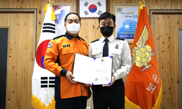 한종욱 서장과 김휘수 소방위가 직장협의회 발전 유공자 표창장 수여식 후 이를 기념하고 있다.