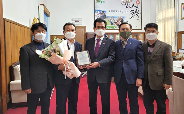 박연수 충북지속발전가능협의회 사무처장(사진 왼쪽 두 번째)이 지난 24일 퇴임 후 이시종 충북지사 등과 기념촬영을 하고 있다.