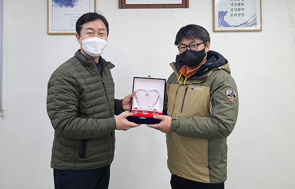 속리산국립공원 김성기 대원이 국립공원관리공단 송형근이사장으로부터 라이프세이버 금장을 수상하고 있다.