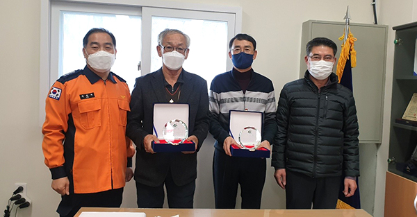 재난 유공 감사패를 받고 있는 김진곤(중앙 오른쪽) 김수용(왼쪽)씨
