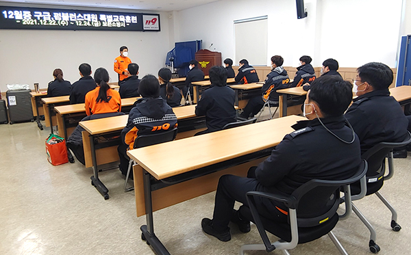 보은소방서 대원들이 감염관리 및 특별교육을 받고 있다.