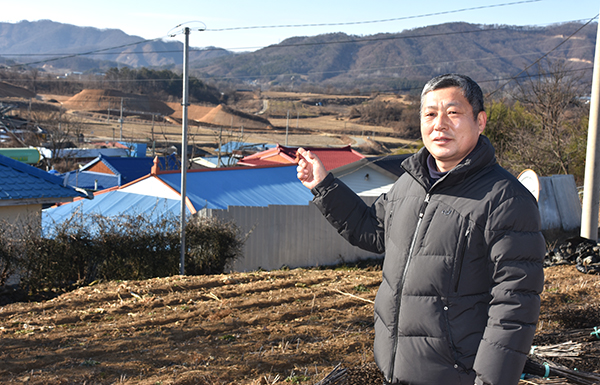 김형주 이장이 삼승면 내망1리의 행복마을 선정 필요성을 강조하고 있다.
