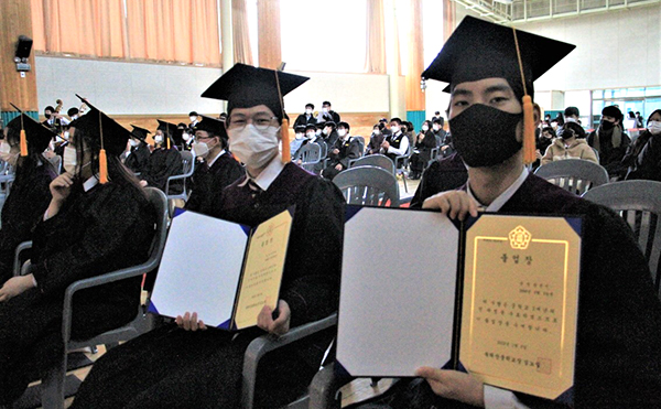 속리산중학생들이 졸업장을 들고 졸업식에 참여하고 있다.