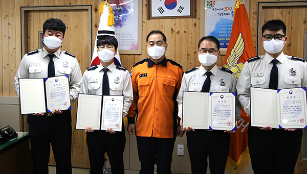 표창을 수상한 소방관들이 한종욱 서장과 함께 이를 기념하고 있다.