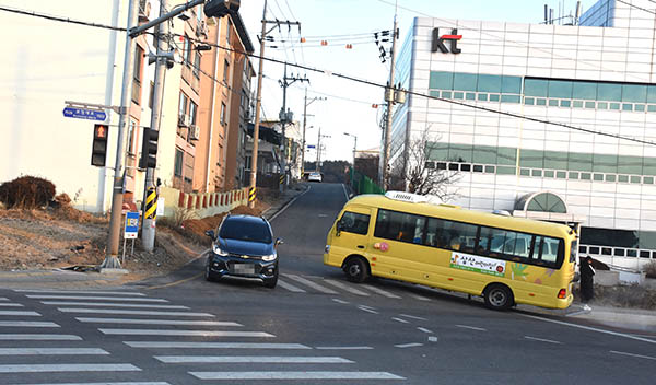 교사2리 KT옆 골목길 입구를 차량이 어렵게 교행하고 있다.