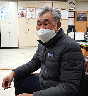 사망한 노인을 발견해 신도한 유제만씨가 상황을 설명하고 있다.