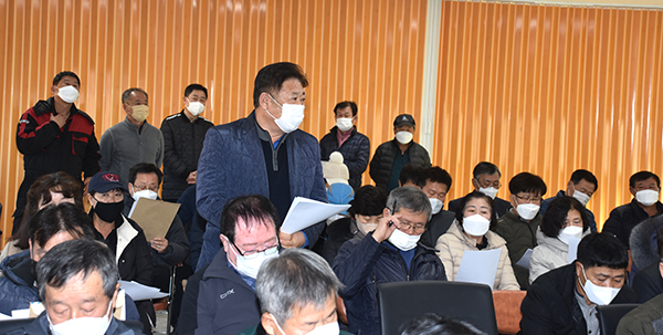 삼승면 주민들이 보은군의원선거 선거구조정문제에 대해 열띤 토론을 펼치고 있다.