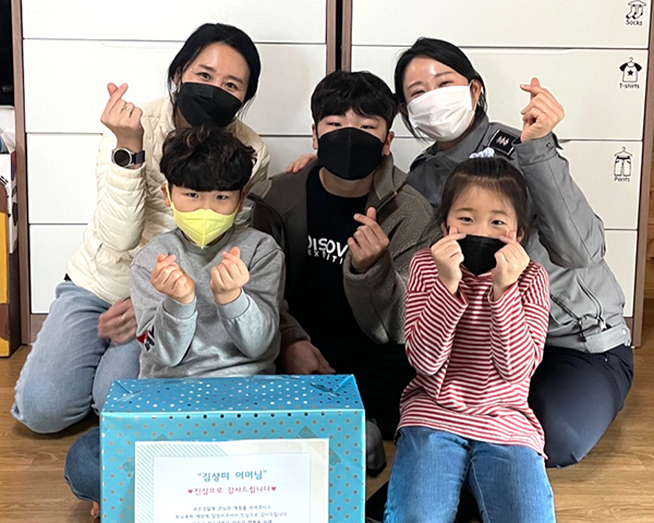 보은경찰서에서 펼친 ‘영상시청 후 퀴즈 맞추기’에 당첨된 가정을 방문해 상품을 전달하고 있다.