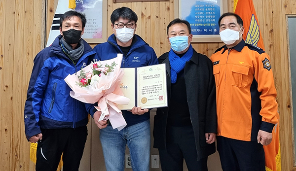 김성기 대원이 하트세이버상을 수상하며 밝게 웃고 있다.