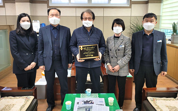 박순태 조합장과 김태용 상임이사 등이 클린뱅크 인증패를 받고 이를 기념하고 있다.