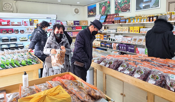 속리산휴게소 이용객들이 보은군 로컬푸드 매장에서 보은 농특산물을 구매하고 있다.