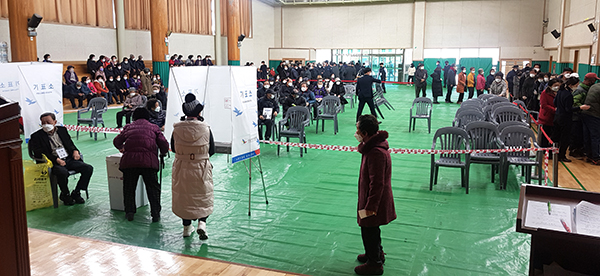 지난 10일 삼청신협 정기총회가 열린 속리산중학교 솔빛관에서 상임이사장을 선출하는 투표가 진행되고 있다.