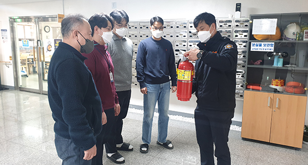 보은소방서 소방대원이 노유시설을 방문해 ‘말하는 소화기’사용법을 알려주고 있다.