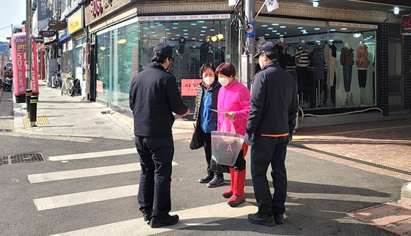 보은소방서 대원들이 오가는 주민을 대상으로 화제안전에 대한 홍보를 펼치고 있다.