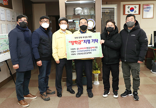 사진 왼쪽부터 나 웅 대표, 박병규 대표, 이승엽 법무팀장, 정상혁 군수, 한경재 회장, 최국정 대표.