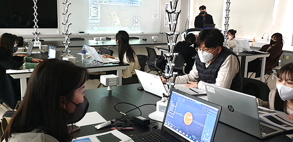 충북지역 과학교사들이 주의 빅데이터를 맞춤형 프로젝트 운영 프로그램을 익히고 있다.