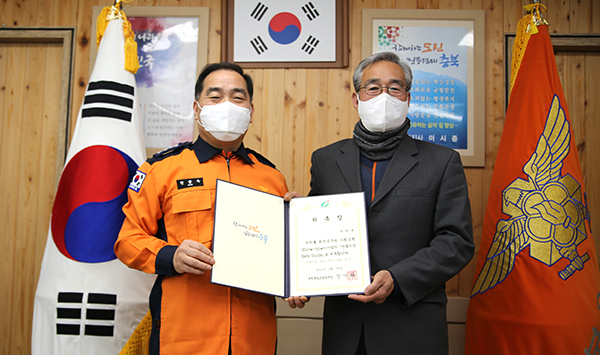 한종욱 보은소방서장이 박병호 씨에게 ‘전통시장 Safe Guide’위촉장을 전달하고 있다.