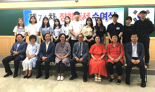 사진은 보은장학회가 2019년 2학기 장학금을 수여하고 이를 기념하는 모습.