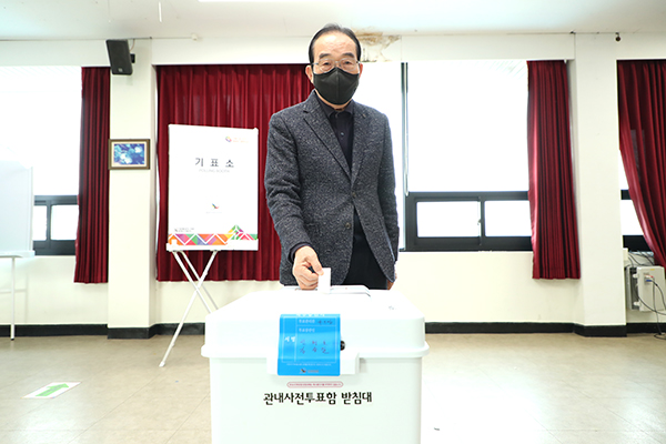 보은군의 사전투표율이 48.46%로 집계됐다. 영호남을 제외한 최고의 사전투표율이다. 사진은 정상혁 군수가 사전투표 첫날인 4일 수한면 행정복지센터에서 투표를 행사하고 있다.