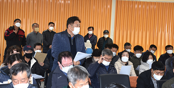 지난 1월 24일 삼승면 주민들이 보은군의원선거구조정문제를 놓고 열띤 토론을 펼치고 있다.