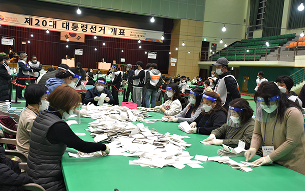 보은군 국민체육센터에서 제20대 대통령선거 개표가 진행되고 있다.