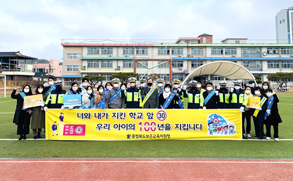 교통안전 캠페인을 펼친 관계자들이 어린이들의 지속적인 교통안전을 기원하고 있다.