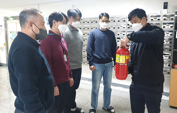 보은소방서 소방대원이 노유시설을 방문해 ‘말하는 소화기’ 사용법을 전달하고 있다.