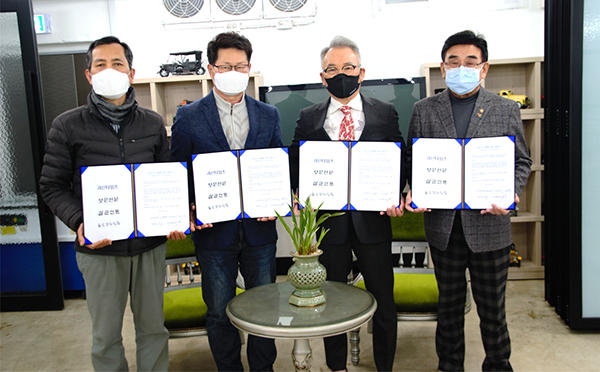 충북 동남4군 지역신문사 대표들이 지역현안 공동보도 MOU체결 후 이의 실천을 다지고 있다.