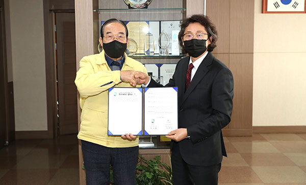 보은군 정상혁 군수와 ㈜이티바이오텍 정연길 대표(우측)가 지난 21일 군청에서 한우개량 업무협약을 체결했다.