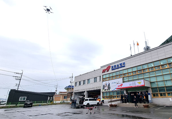 보은소방서 광장에서 소방관들이 드론 조종교육을 받고 있다.