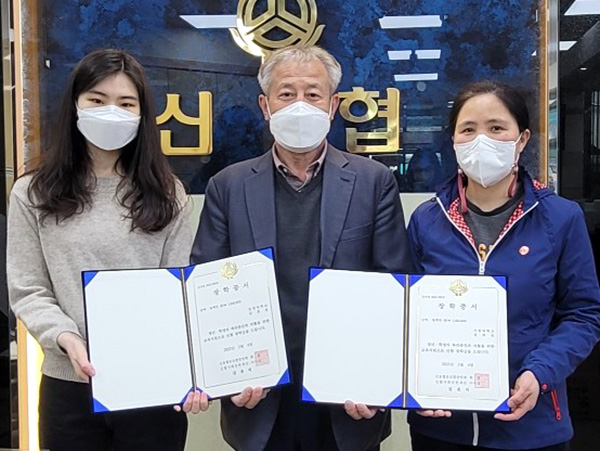 마로신협 최당열 이사장이 장학금을 전달하고 있다.