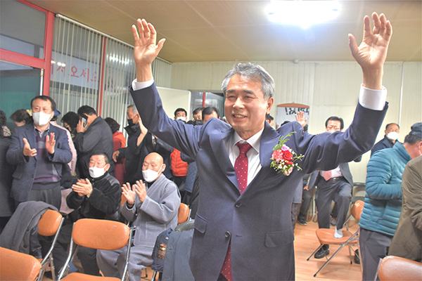 구관서 예비후보가 개소식을 마치고 필승을 다짐하고 있다.