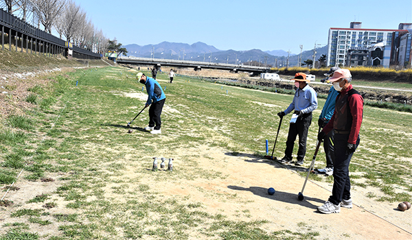 보청클럽 회원들이 보청천에서 우드볼을 즐기고 있다.