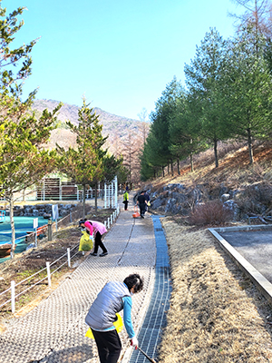 숲체험 휴양마을 직원들이 관광객에게 쾌적하고 아름다운 환경을 제공하기 위해 구슬땀을 흘리고 있다.