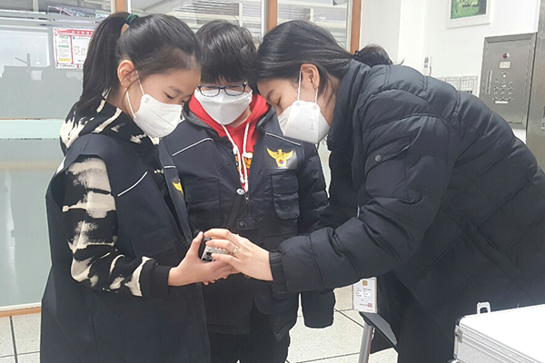 보은경찰서에서 학생들을 상대로 불법카메라 탐지장비를 설명하고 있다.
