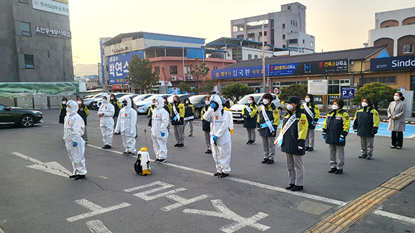 보은여성의용소방대원들이 보은읍주민복지센터에 모여 방역에 사설 준비를 하고 있다.